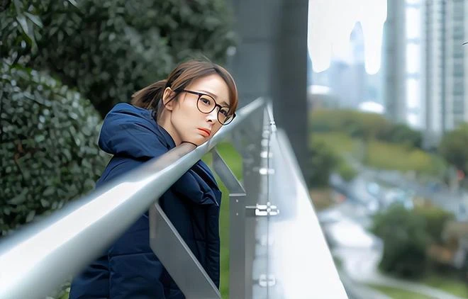 接弟媳來坐月子,丈夫無言默認,半月後妻子:險些落得離婚的下場