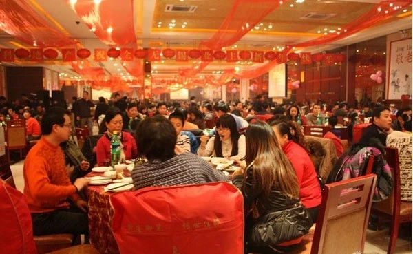 和窮老公離婚那天,他大擺30桌宴席請我娘家人,他的話讓我崩潰無地自容!