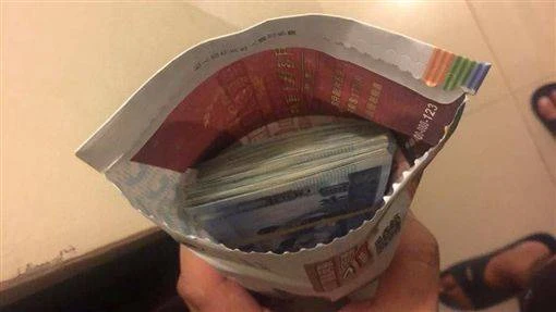 以為神不知鬼不覺!人妻拔插頭「一拉開發現千元大鈔」笑翻網友:高手過招
