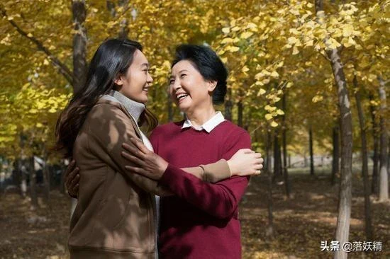 兒媳出差婆婆去照顧孫子,看到兒子走進醫院,婆婆連夜賣掉養老房