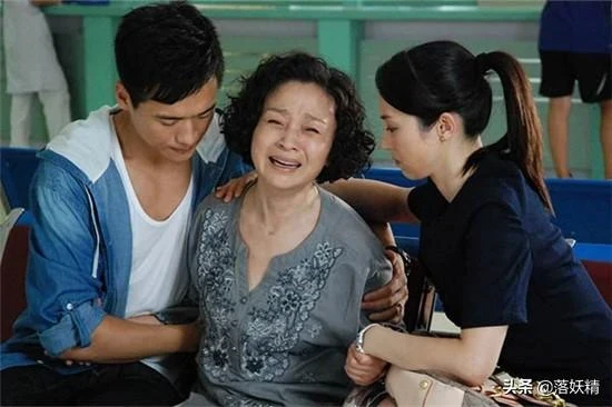兒媳出差婆婆去照顧孫子,看到兒子走進醫院,婆婆連夜賣掉養老房
