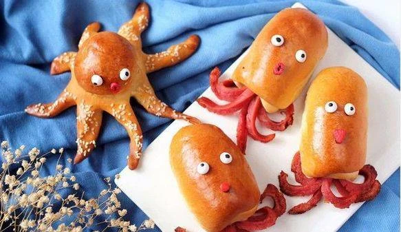 「媽媽快看!有章魚怪!」 , 「寶寶別怕!我們吃掉它!」