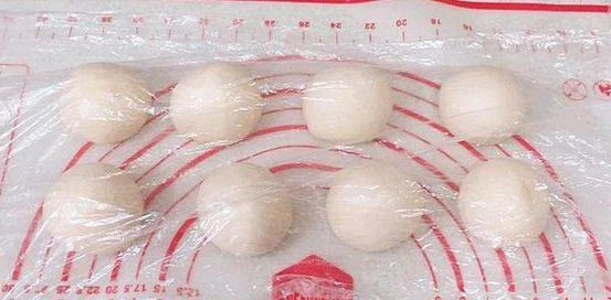 「媽媽快看!有章魚怪!」 , 「寶寶別怕!我們吃掉它!」