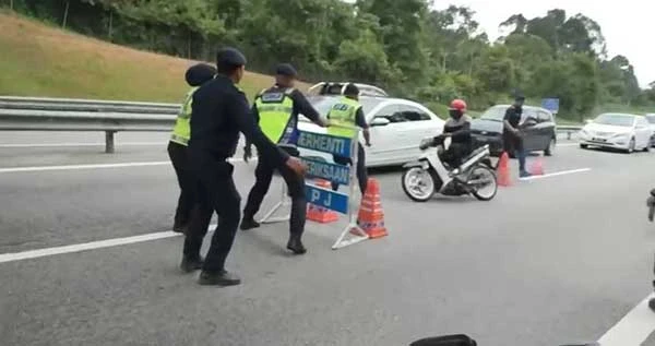 看片! 騎士避路障 失控撞官員