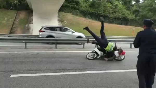 看片! 騎士避路障 失控撞官員