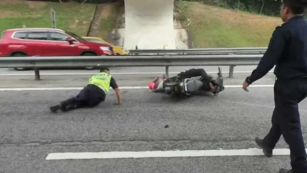 看片! 騎士避路障 失控撞官員