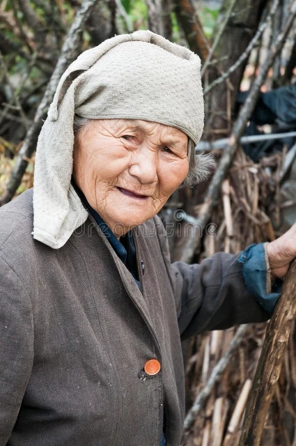 奶奶有兩個鐲子伯母先選了金的,母親得了銀的,母親最後收穫驚喜